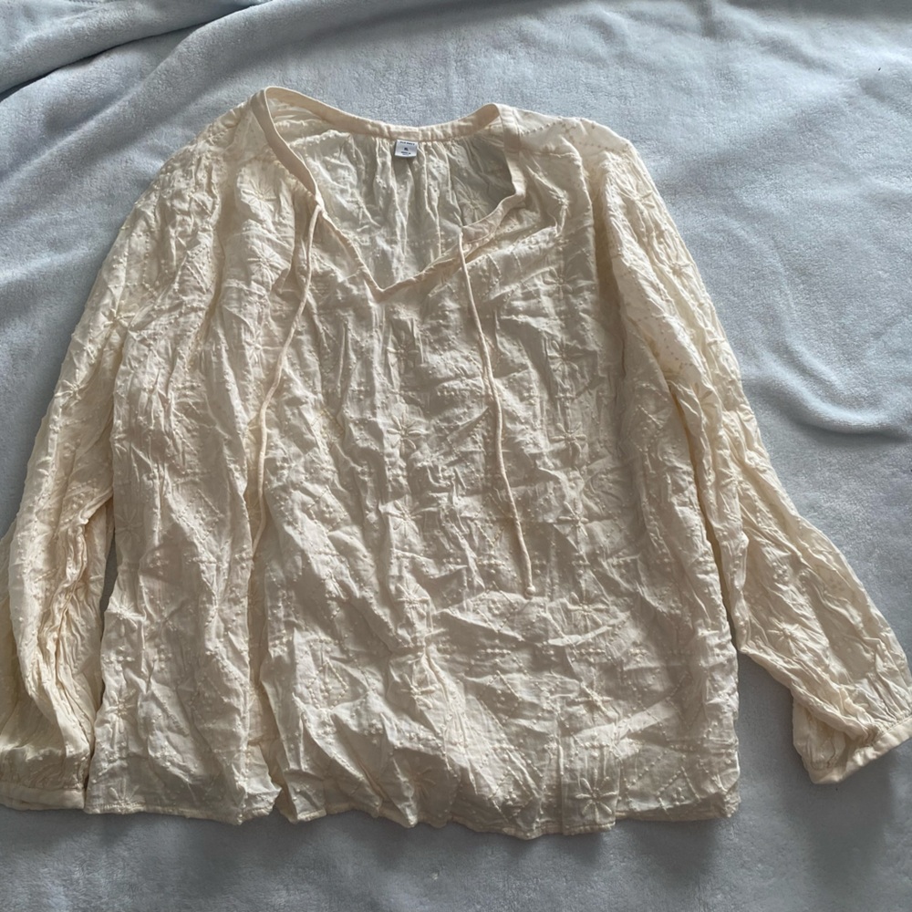 Old navy women’s embroidered top. Size XL color cream